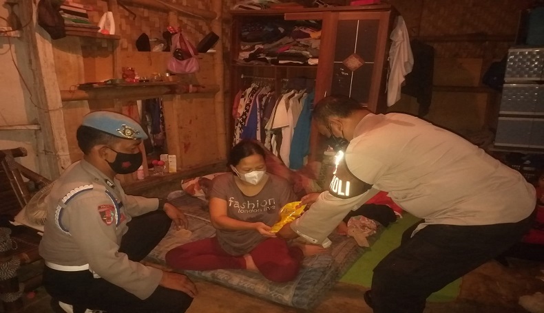 Cara Polisi di Sukabumi Bangunkan Sahur, Pintu Diketuk lalu Sodorkan Minyak Goreng