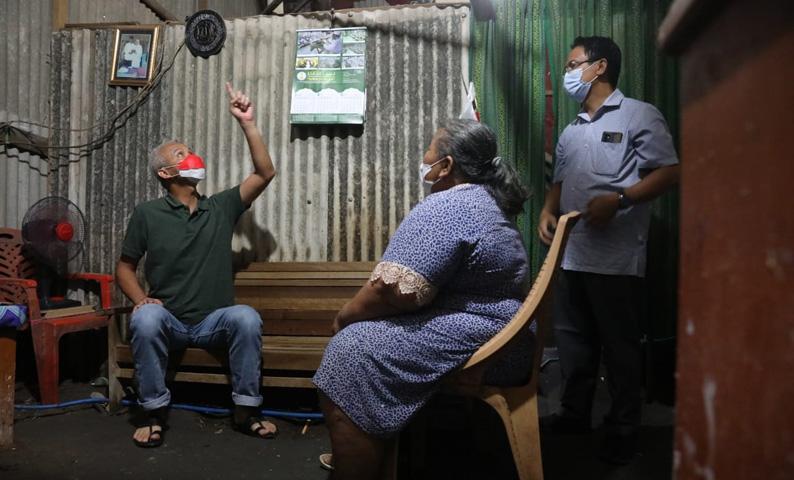 Ngabuburit Puasa Hari Pertama, Ganjar Bedah Rumah Warga Miskin di Semarang