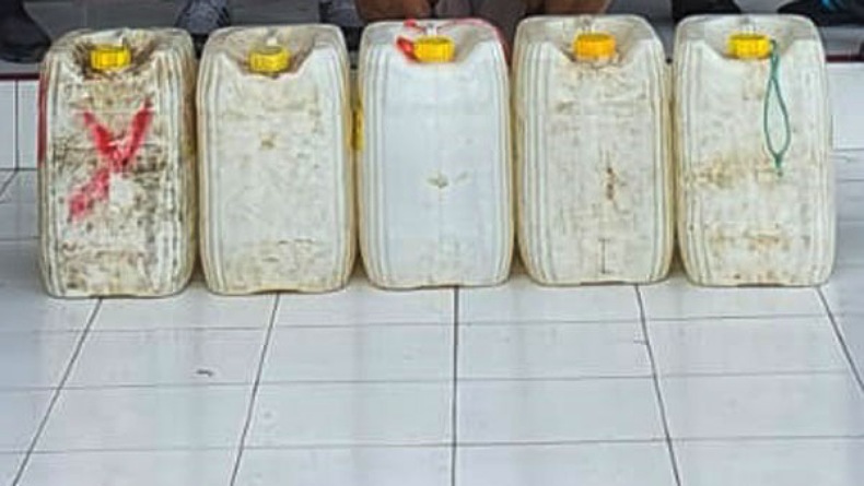 Polisi Gagalkan Peredaran Ratusan Liter Miras Cap Tikus dari Minahasa Selatan