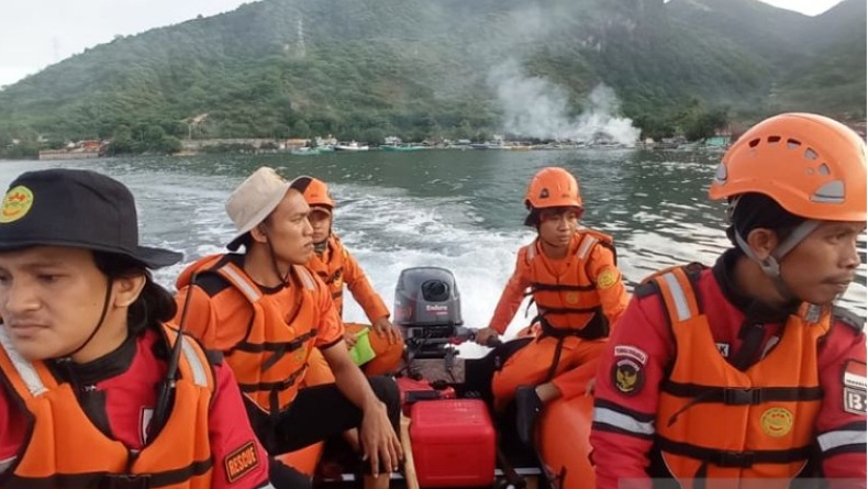 title Nelayan di Kawasan Pelabuhan Feri Lemas Kelelahan Terseret Arus, Basarnas Langsung Evakuasi Nelayan di Kawasan Pelabuhan Feri Lemas Kelelahan Terseret Arus, Basarnas Langsung Evakuasi