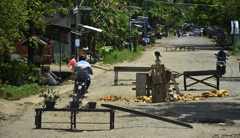 Warga Gowa Blokade Jalan Rusak Sepanjang 5 Km karena 3 Tahun Tidak Ada Perbaikan - Bagian 2