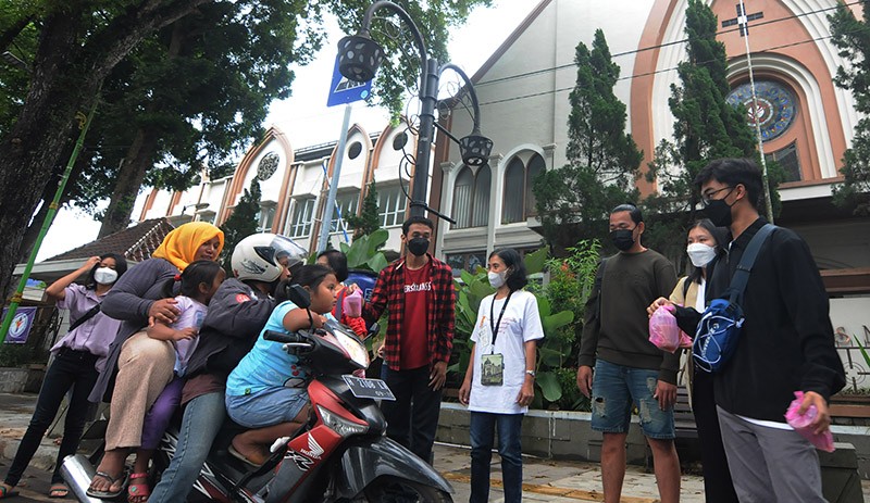 Toleransi Beragama, Umat Katolik Bagikan Takjil untuk Warga Berbuka Puasa - Bagian 1