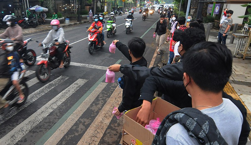 Toleransi Beragama, Umat Katolik Bagikan Takjil untuk Warga Berbuka Puasa - Bagian 2