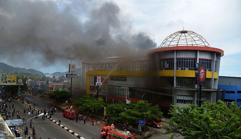 Pusat Perbelanjaan Suzuya Mall Banda Aceh Kebakaran - Bagian 2