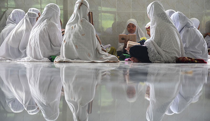 Potret Ribuan Santri Membaca Alquran dalam Formasi Lingkaran - Bagian 3