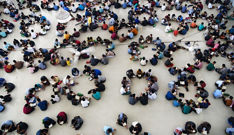 Potret Ribuan Santri Membaca Alquran dalam Formasi Lingkaran - Bagian 1