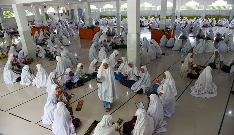 Potret Ribuan Santri Membaca Alquran dalam Formasi Lingkaran - Bagian 2
