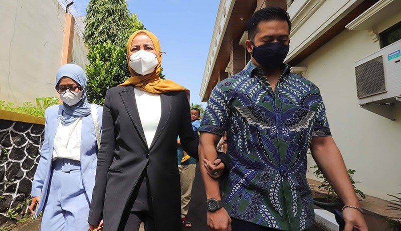 Momen Olla Ramlan Dicium Aufar Hutapea saat Hadiri Sidang Cerai - Bagian 3