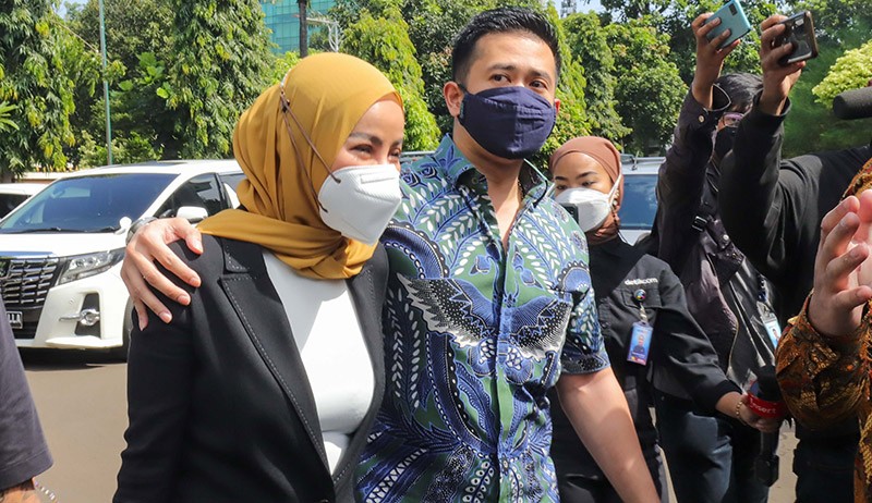 Momen Olla Ramlan Dicium Aufar Hutapea saat Hadiri Sidang Cerai - Bagian 2