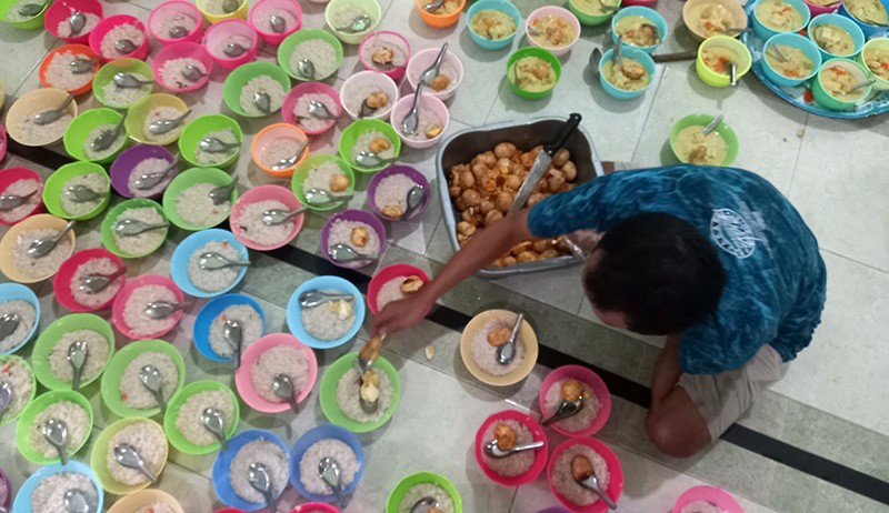 Ratusan Porsi Bubur India Disiapkan untuk Menu Takjil di Masjid Pekojan Semarang - Bagian 2