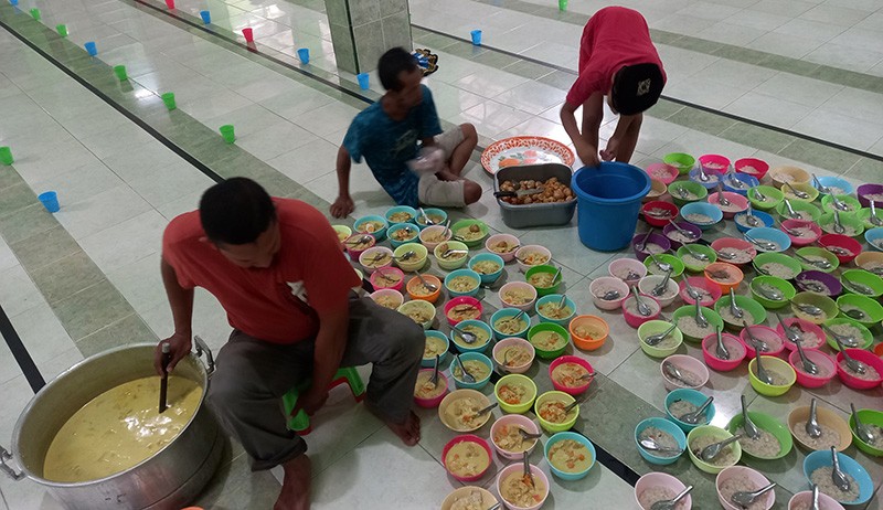 Ratusan Porsi Bubur India Disiapkan untuk Menu Takjil di Masjid Pekojan Semarang