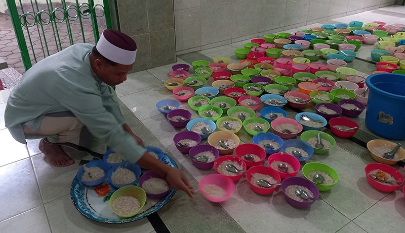 Ratusan Porsi Bubur India Disiapkan untuk Menu Takjil di Masjid Pekojan Semarang - Bagian 3