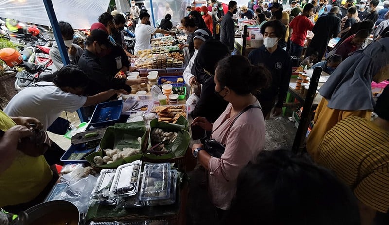 Berburu Takjil untuk Buka Puasa di Pasar Benhil - Bagian 3