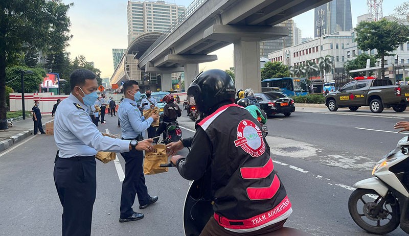 Bagi-Bagi Takjil Gratis dari Warga Binaan Lapas Jakarta untuk Masyarakat Umum - Bagian 3