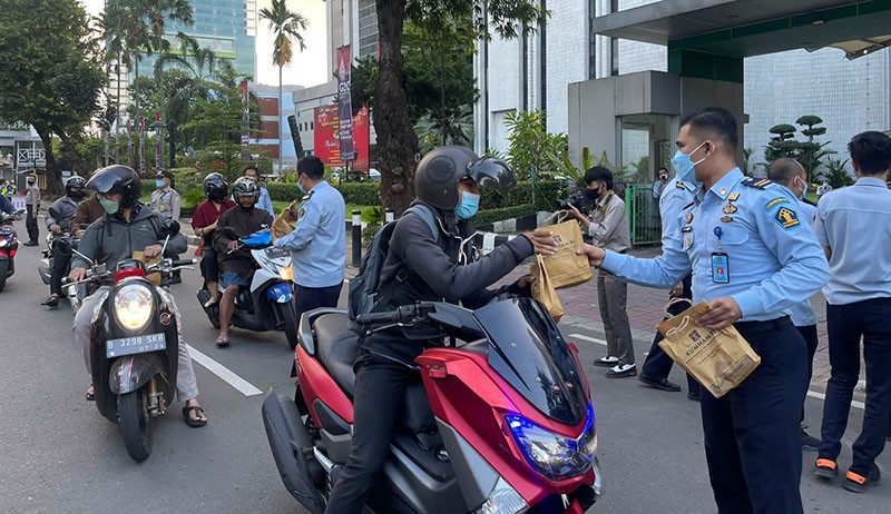 Bagi-Bagi Takjil Gratis dari Warga Binaan Lapas Jakarta untuk Masyarakat Umum - Bagian 2