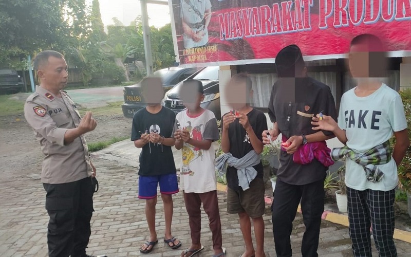 5 Bocah di Sumbawa Diamankan saat Asyik Perang Petasan