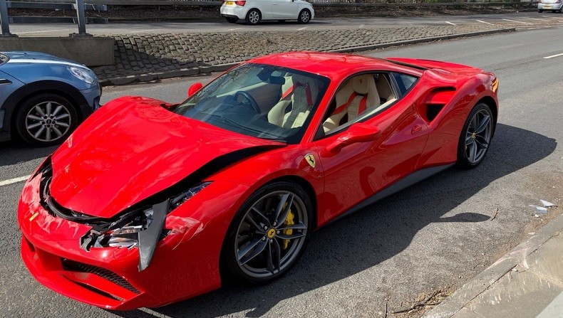  Ferrari Baru Seharga Rp10 Miliar Tabrak Pembatas Jalan, Pemilik Langsung Lemas  