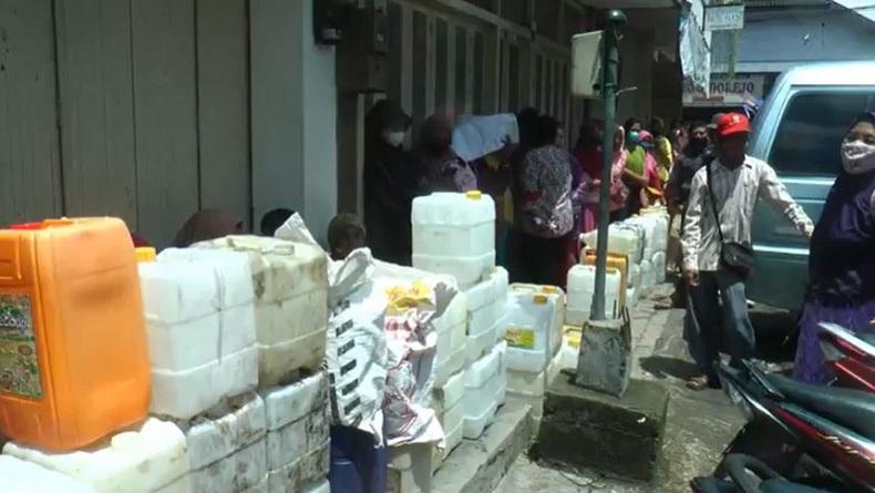 Ratusan Warga Temanggung Antre Berjam-jam demi Minyak Goreng Curah