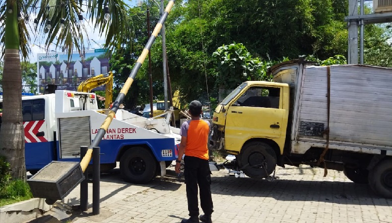 Truk Boks Bawa Solar Terguling di Jalan Raya Kemang Bogor, Sopir Melarikan Diri