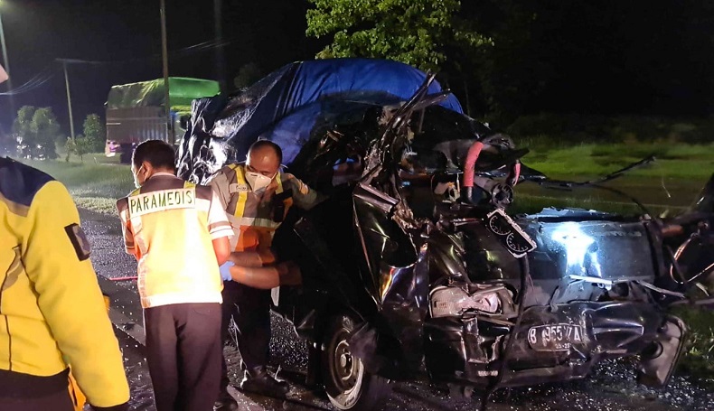 title Hantam Truk Parkir di Tol Cipali, Suzuki Futura Ringsek Tak Berbentuk, Sopir Tewas Tergencet Hantam Truk Parkir di Tol Cipali, Suzuki Futura Ringsek Tak Berbentuk, Sopir Tewas Tergencet
