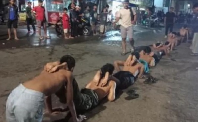 Viral Remaja Hendak Tawuran Dihukum Warga Merayap di Tengah Jalan Cibitung Bekasi