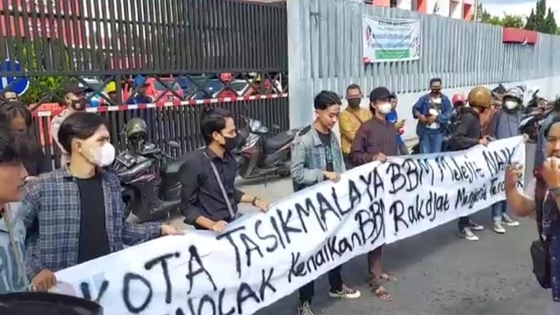 Mahasiswa Unjuk Rasa Tolak Kenaikan BBM, Segel Depo Pertamina Tasikmalaya