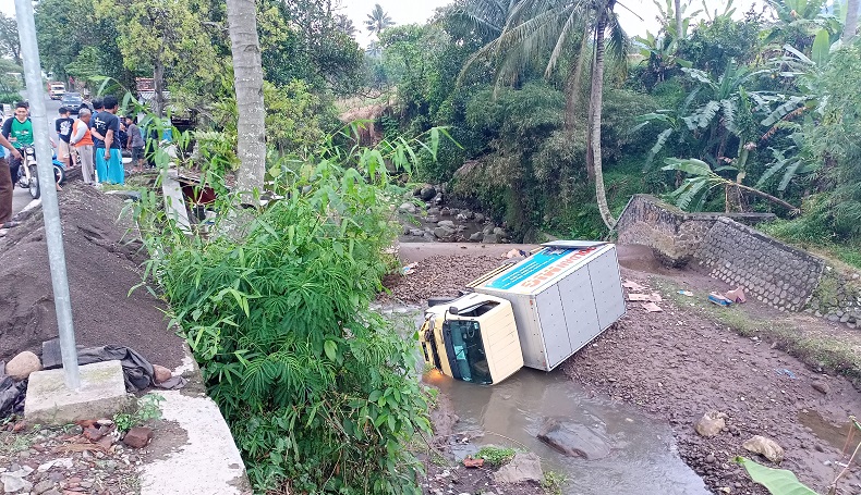 Hindari Motor Melintas, Truk Banting Stir lalu Terjun ke Sungai di Majalengka
