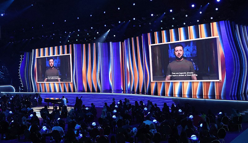 Muncul di Grammy Awards, Presiden Ukraina Volodymyr Zelensky Minta Bantuan dari Balik Bungker - Bagian 2