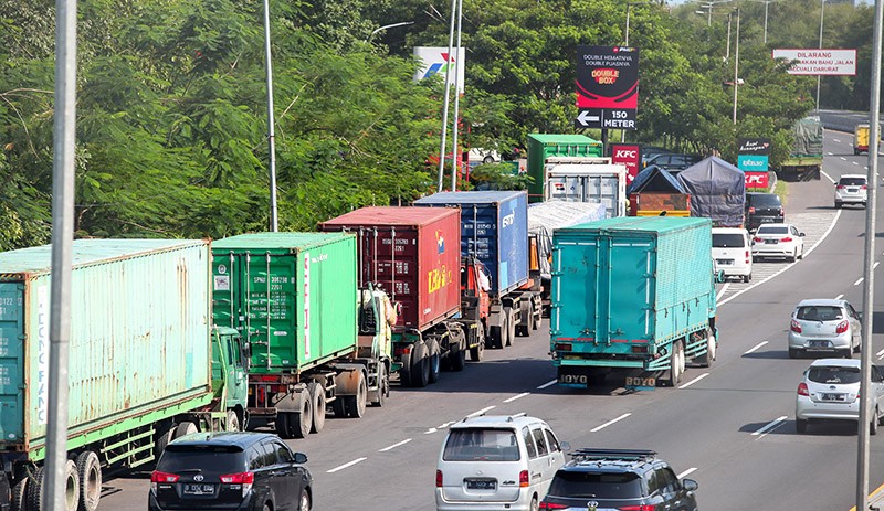 Kendaraan Antre Panjang Isi Solar di SPBU Rest Area Tol Surabaya-Gempol - Bagian 1