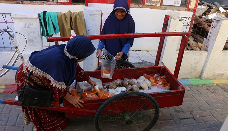 Pedagang Takjil Keliling Pulau Panggang Jual Aneka Menu Berbuka Puasa - Bagian 1