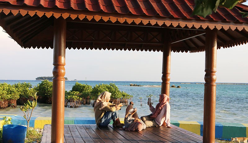 Intip Aktivitas Warga Pesisir Kepulauan Seribu saat Ngabuburit - Bagian 2