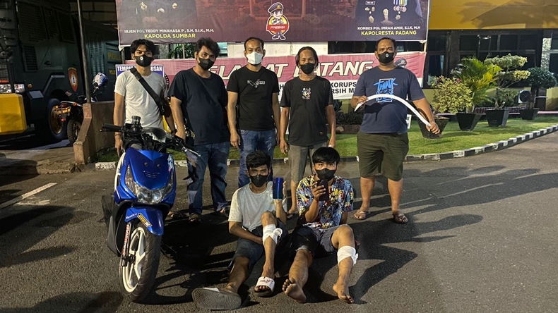 Todongkan Klewang dan Rampas Ponsel, 2 Pemuda di Padang Ambruk Ditembak Polisi