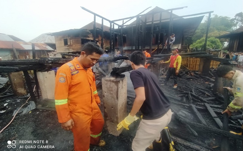 Rumah Panggung di Lahat Hangus Terbakar, Kerugian Diperkirakan Ratusan Juta 