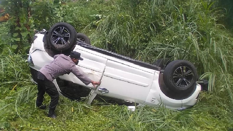 Terios Putih Terperosok ke Kebun di Cipaku Ciamis, Mantan Kades dan Istri Luka-Luka