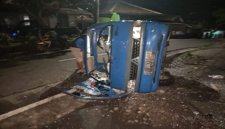 Tepergok Kuras Isi Warung, Pria di Sukabumi Dihajar Warga, Mobilnya Dirusak