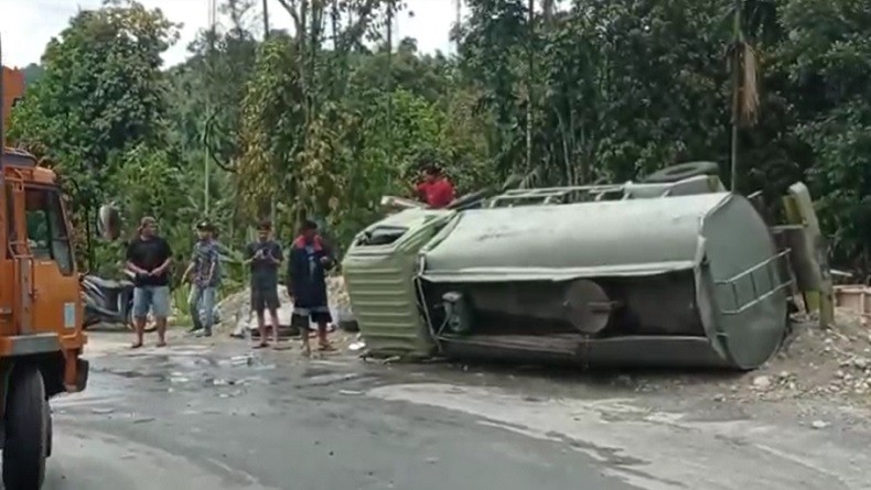 title Truk Terguling di Tikungan Taman PKK Deliserdang, Sopir Dievakuasi ke Pengobatan Patah Tulang Truk Terguling di Tikungan Taman PKK Deliserdang, Sopir Dievakuasi ke Pengobatan Patah Tulang