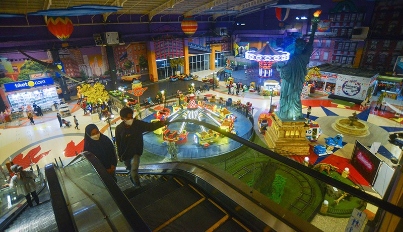 Jam Operasional Mal-Kafe Diperpanjang Sampai Pukul 22.00 WIB - Bagian 1