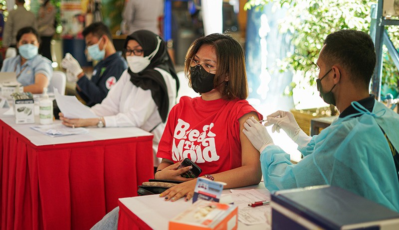 Vaksinasi Booster Berhadiah Minyak Goreng di Pasar Induk Kramat Jati - Bagian 1