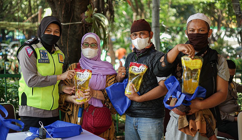 Vaksinasi Booster Berhadiah Minyak Goreng di Pasar Induk Kramat Jati - Bagian 3