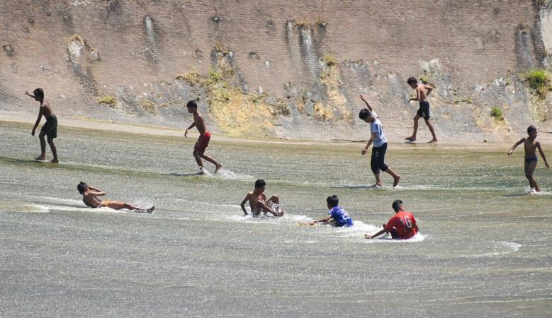 Reuni Akbar, Warga Kampung Gisiksari Napak Tilas Jalan Kaki di Bendungan Pleret