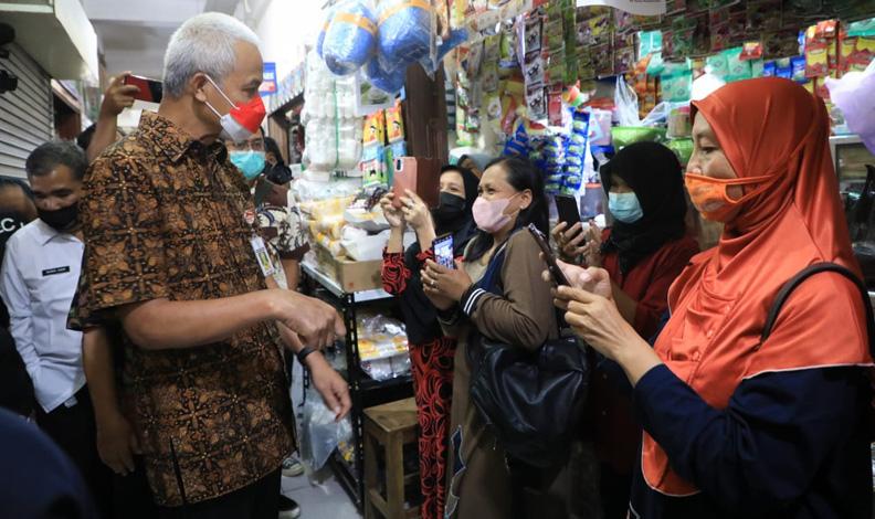  Ganjar Heran Harga Minyak Goreng di Magelang Ternyata Lebih Murah dari Semarang