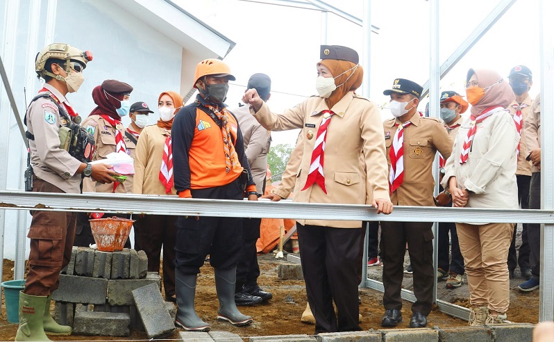 Pramuka se-Jatim Lanjutkan Pembangunan Huntara untuk Korban Erupsi Gunung Semeru 