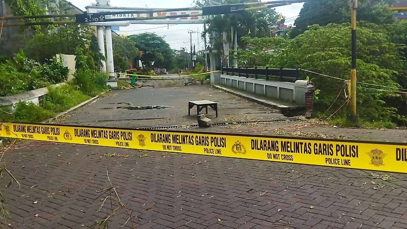 title Longsor, Jembatan Dieng Penghubung Kota dan Kabupaten Malang Ditutup Total Longsor, Jembatan Dieng Penghubung Kota dan Kabupaten Malang Ditutup Total