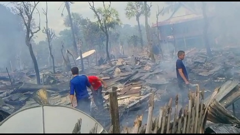 Diduga Tabung Gas Elpiji Meledak, 10 Rumah Panggung di Jeneponto Terbakar