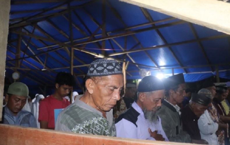 Korban Gempa Pasaman Barat Salat Tarawih di Musala Darurat Beratap Terpal dan Alas Tikar
