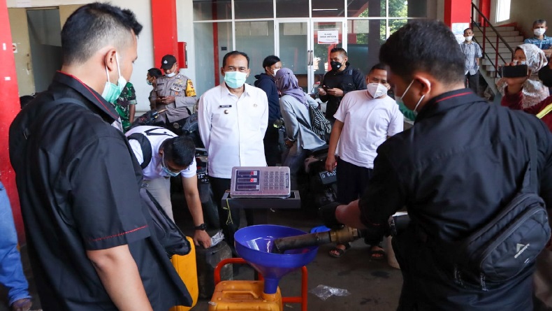 Diguyur 12.000 Kg Minyak Goreng Curah, Pedagang Tradisional di Cimahi Semringah