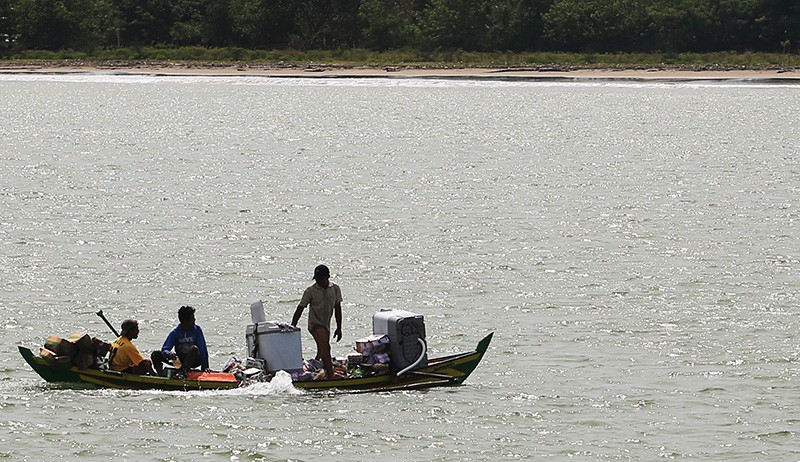 Mobil Barang Tenggelam ke Laut saat Kapal Angkut Dihantam Ombak Besar di Aceh - Bagian 1