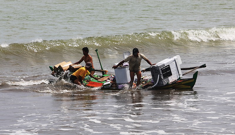 Mobil Barang Tenggelam ke Laut saat Kapal Angkut Dihantam Ombak Besar di Aceh - Bagian 2