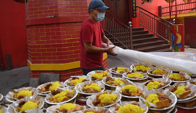 Vihara Petak Sembilan Sediakan Ratusan Makanan untuk Berbuka Puasa - Bagian 3
