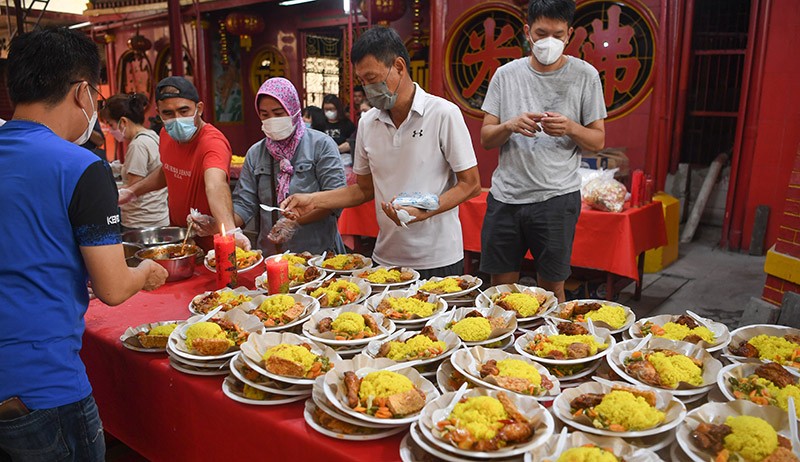 Vihara Petak Sembilan Sediakan Ratusan Makanan untuk Berbuka Puasa - Bagian 2